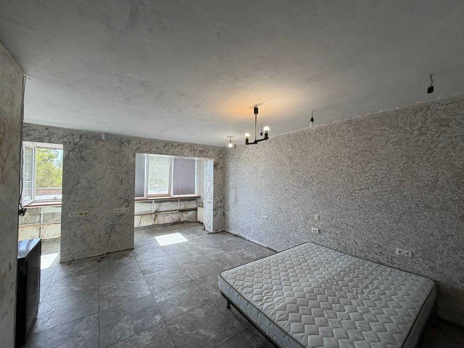 Продам  квартиру на вул.Янгеля,12