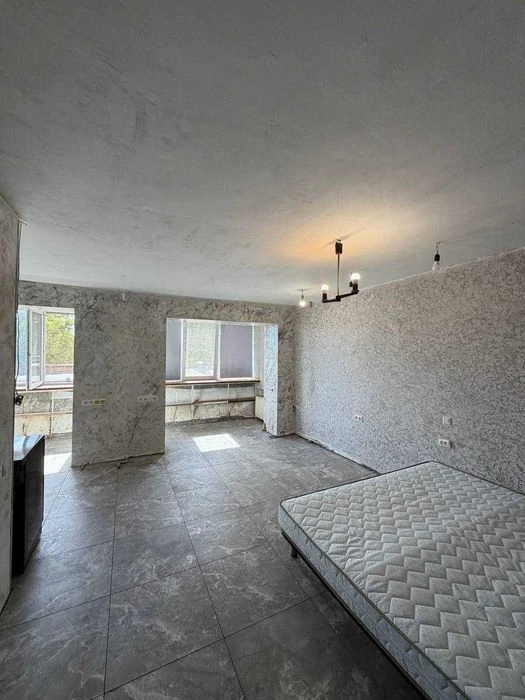 Продам  квартиру на вул.Янгеля,12
