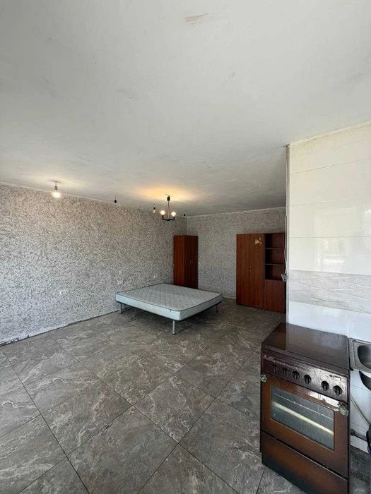 Продам  квартиру на вул.Янгеля,12