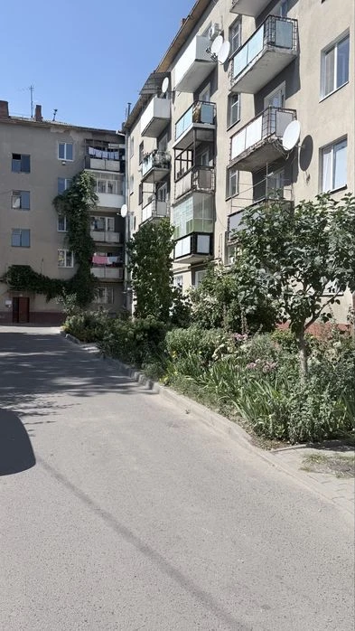 2 кім з ремонтом біля АТБ вул.Дубнівську