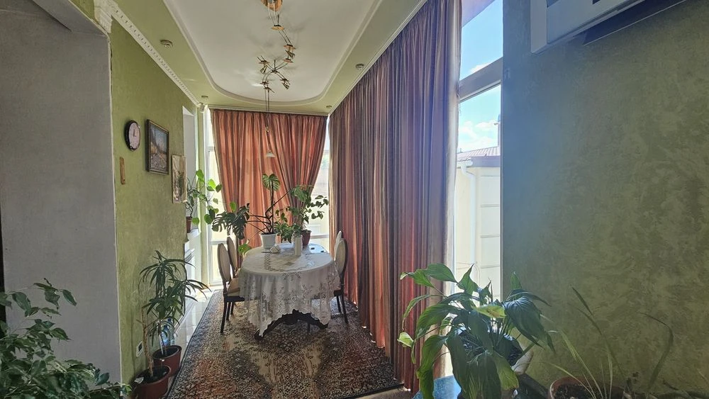 Продам 3к квартиру в самому центрі міста з своїм двором