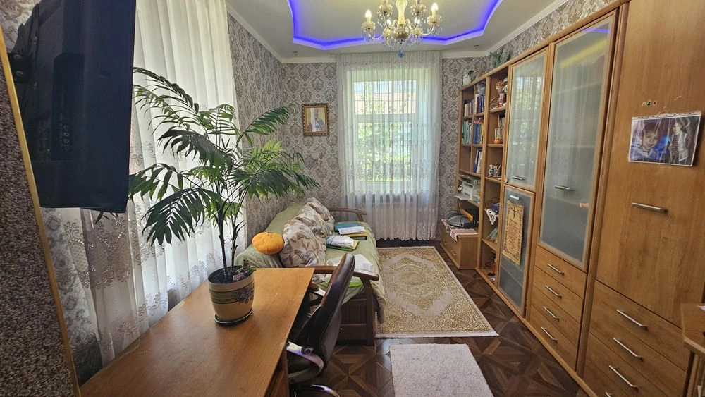 Продам 3к квартиру в самому центрі міста з своїм двором