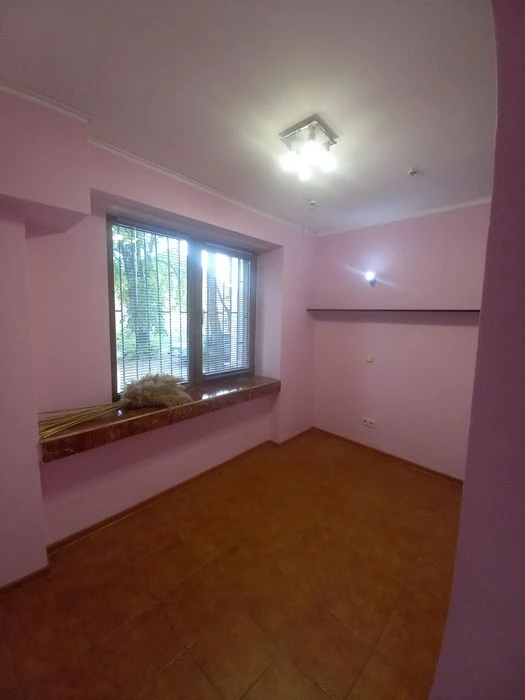 Продається 2-кімнатна квартира в центрі м. Ужгород з можливі