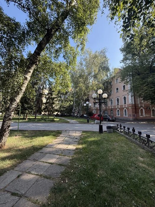 Продам 2-х кімнатну квартиру на середньому поверсі з видом н