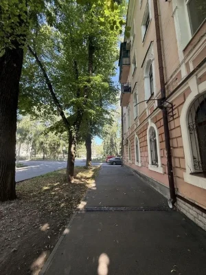 Продам 2-х кімнатну квартиру на середньому поверсі з видом н