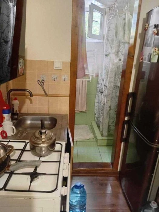 Продам 2-кiмнатну квартиру за кiнотеатром iм.Миколайчука.