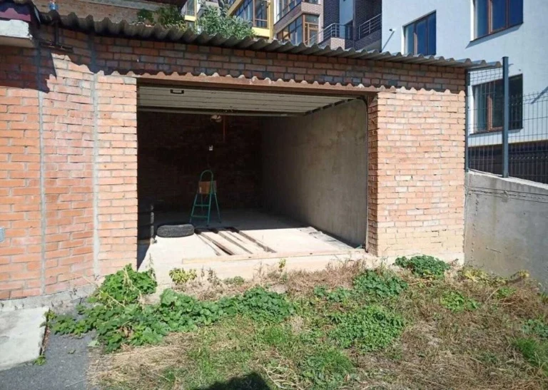 Продаж сучасного, цегляного гаражу в Центрі
