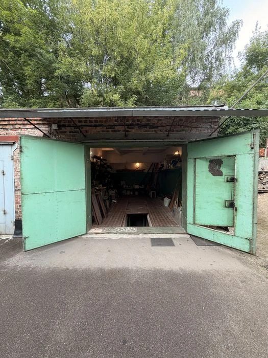 Продається приватизований цегляний гараж із земельною ділянк