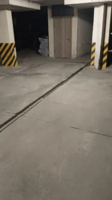 Паркомісце у підземному паркінгу.