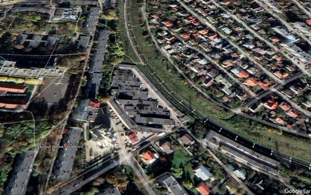 Великий гараж по вул Яворницького у Львові