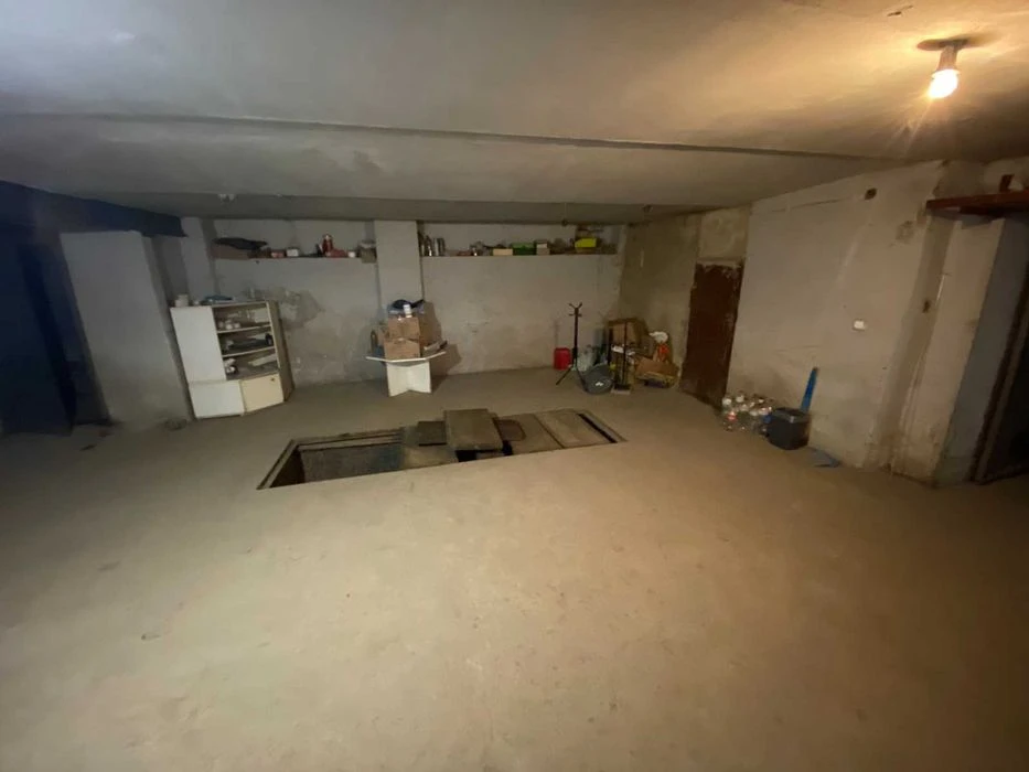 Великий гараж по вул Яворницького у Львові