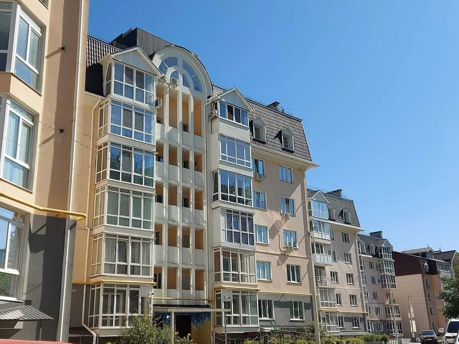 Паркомісце закритого типу по вул. Стрілецька. Ворота, світло