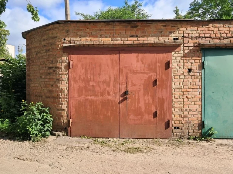 Продам капітальний гараж в районі басейну
