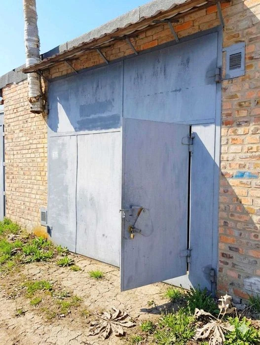 Капітальний цегляний гараж в АК 29 з високими воротами та гр