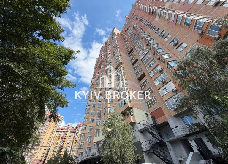 Продам підземний паркінг Печерськ Коновальца 32Г велике місц