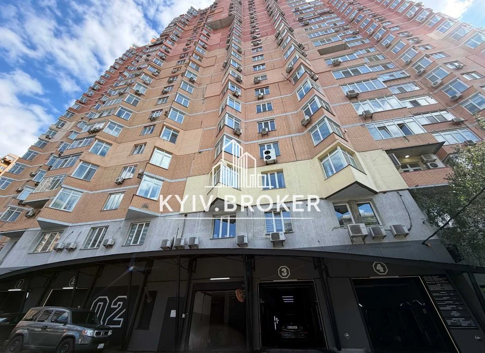 Продам підземний паркінг Печерськ Коновальца 32Г велике місц