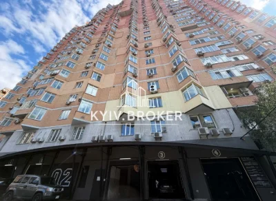 Продам підземний паркінг Печерськ Коновальца 32Г велике місц