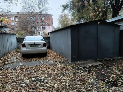 Продам гараж Тітова8 у дворі