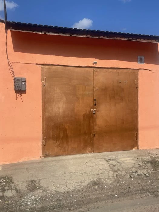 I am selling a garage...