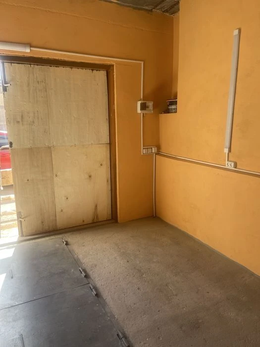 I am selling a garage...