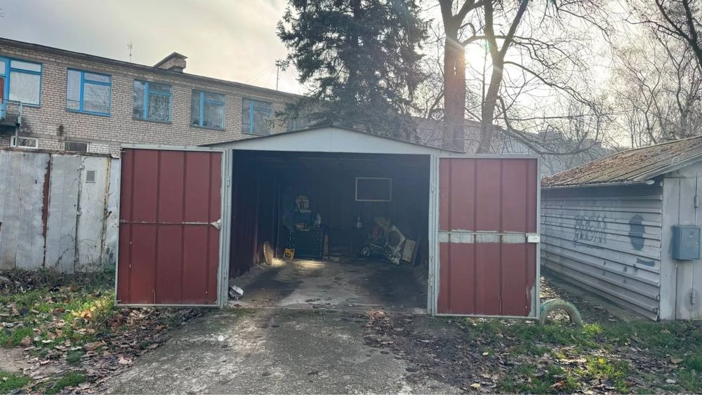 I will sell a garage in the yard
