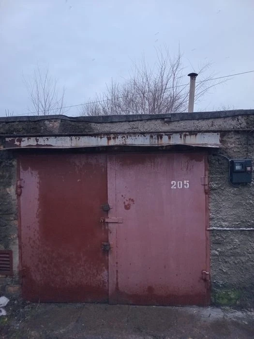 Продам большой гараж район 12 апреля