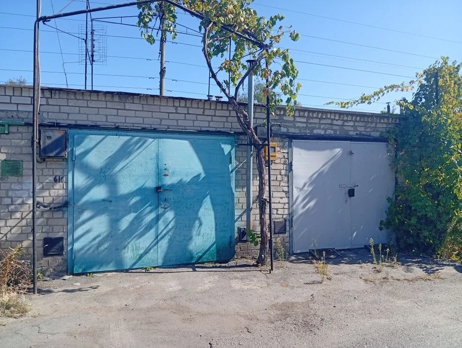 I am selling 2 garages.