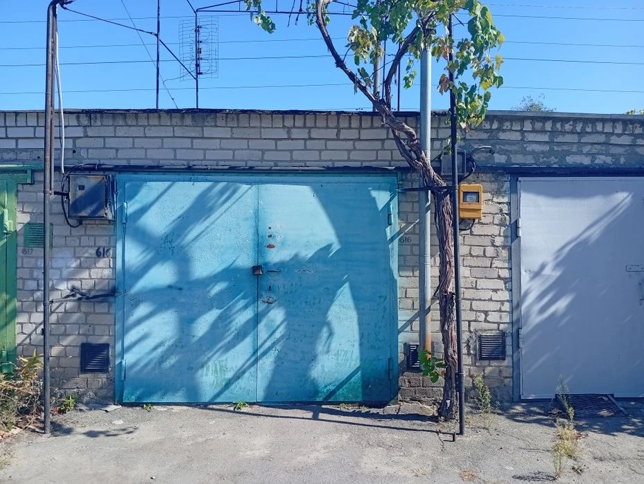 I am selling 2 garages.