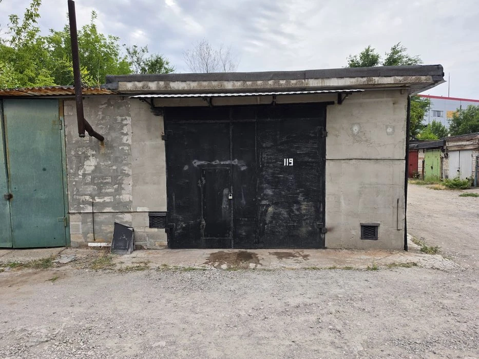 Big garage for sale