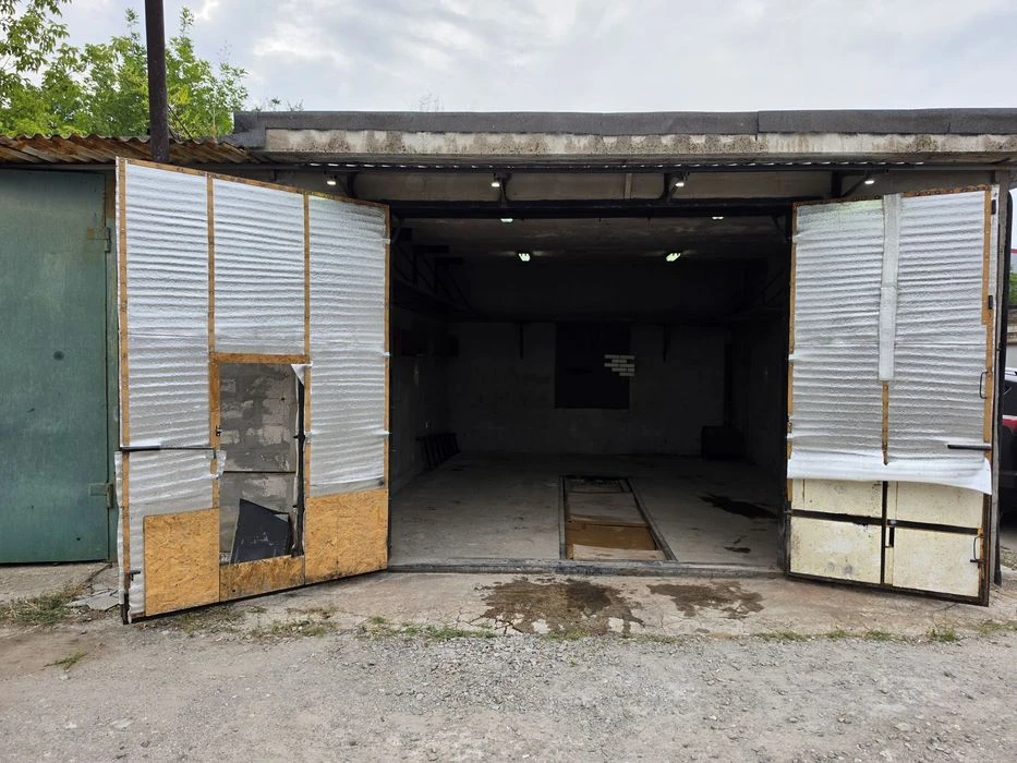 Big garage for sale