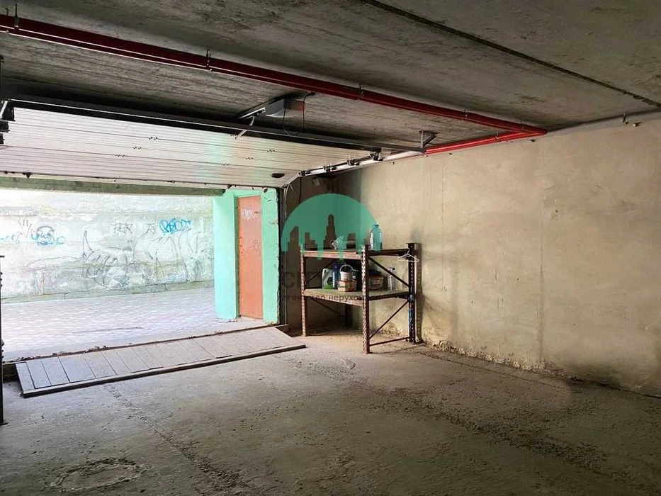 Продам великий гараж в центрі міста.  41,3кв.м. (63)