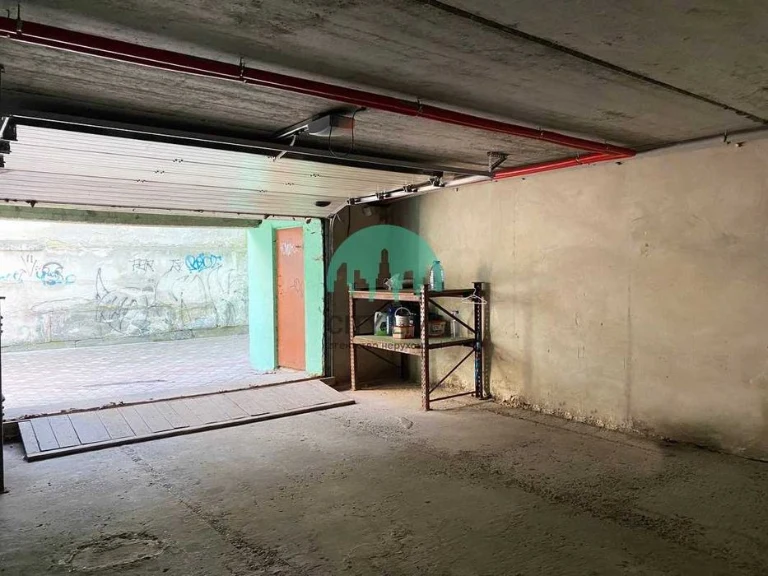 Продам великий гараж в центрі міста.  41,3кв.м. (63)