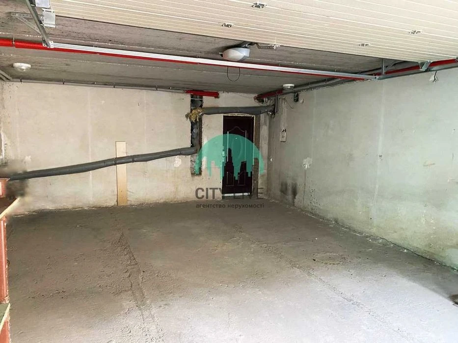 Продам великий гараж в центрі міста.  41,3кв.м. (63)