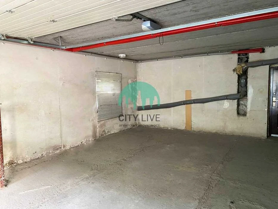 Продам великий гараж в центрі міста.  41,3кв.м. (63)