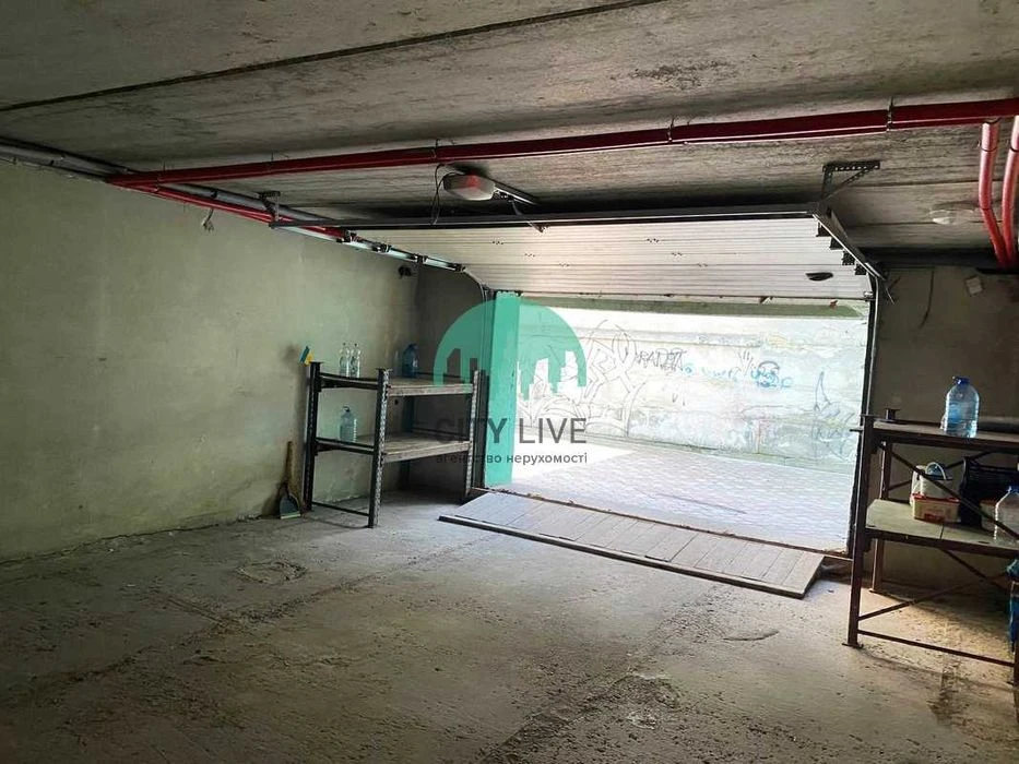 Продам великий гараж в центрі міста.  41,3кв.м. (63)