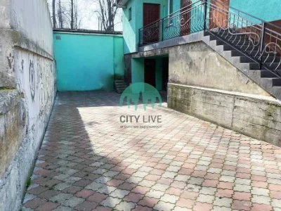 Продам великий гараж в центрі міста.  41,3кв.м. (63)