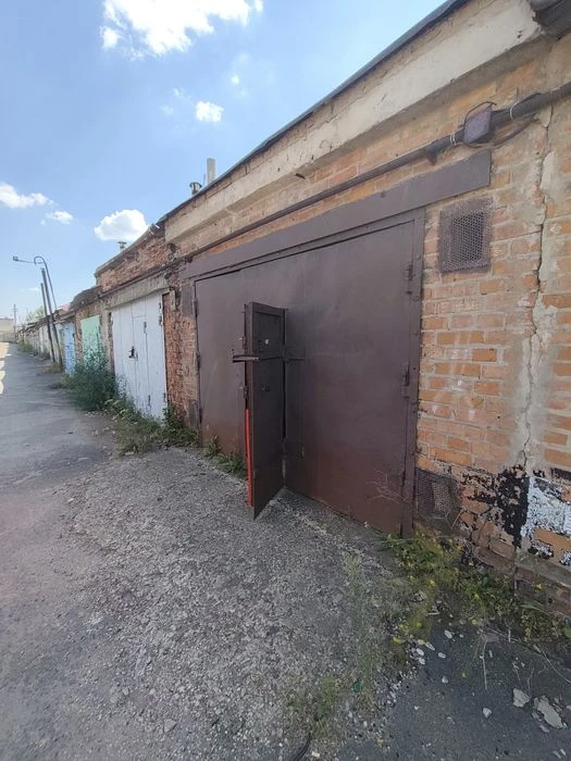 Продам капітальний цегляний гараж в  районі Авторинку!