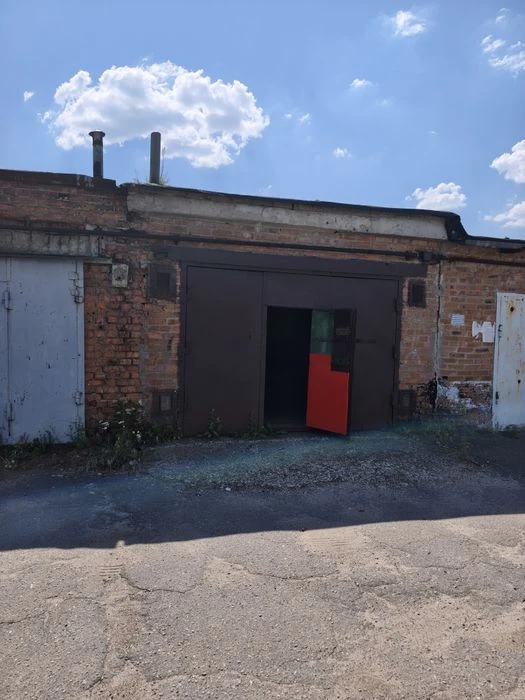 Продам капітальний цегляний гараж в  районі Авторинку!