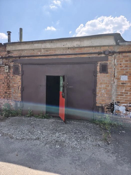 Продам капітальний цегляний гараж в  районі Авторинку!