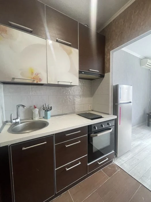 For sale a 19 m² guest house with its own bathroom, French Boulevard