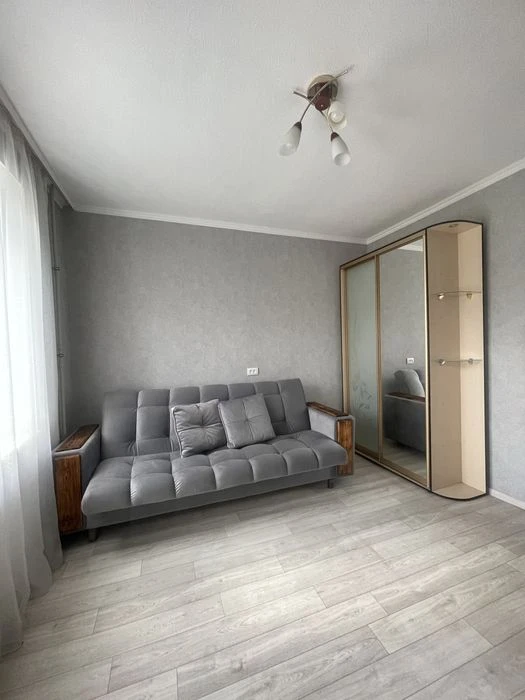 For sale a 19 m² guest house with its own bathroom, French Boulevard