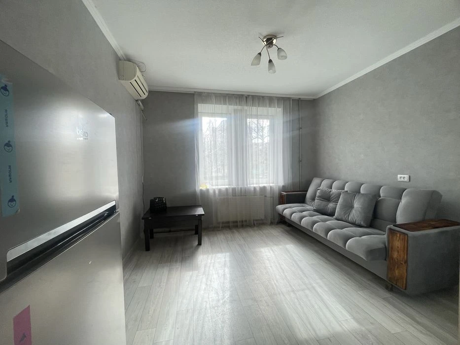 For sale a 19 m² guest house with its own bathroom, French Boulevard