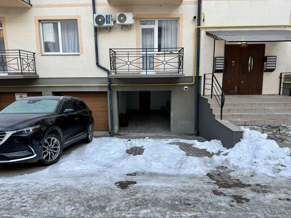 Продам просторний гараж у районі Боздош з ремонтом