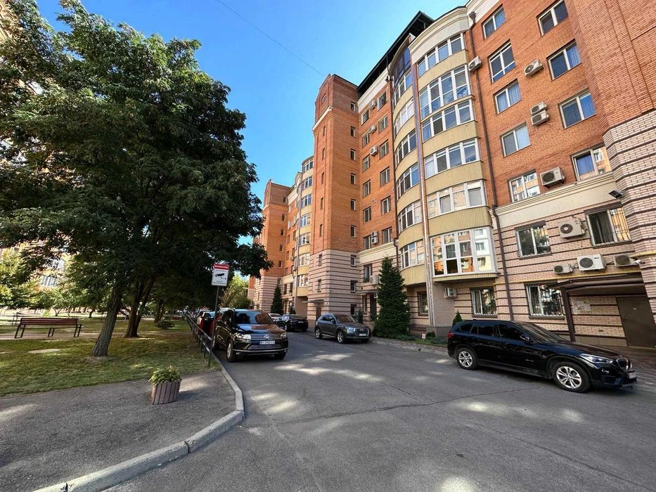 Паркомісце в одному з кращий ЖК міста на Соборності 40в