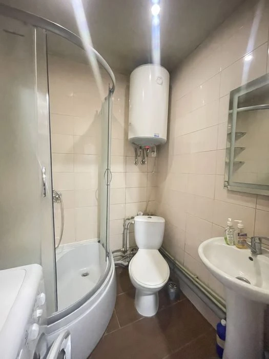 For sale a 19 m² guest house with its own bathroom, French Boulevard