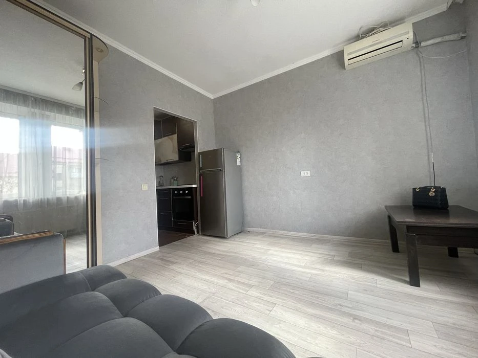 For sale a 19 m² guest house with its own bathroom, French Boulevard