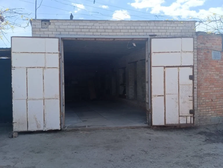 Продам гараж на Половках кооп.Колос(ворота 3 на 3)
