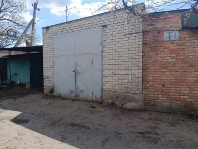 Продам гараж на Половках кооп.Колос(ворота 3 на 3)