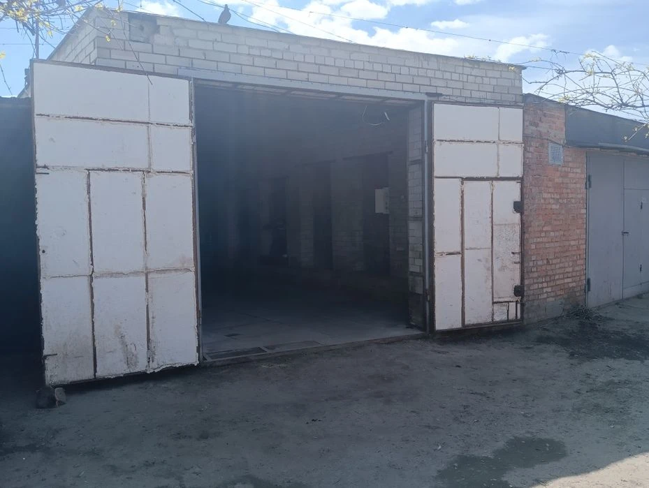 Продам гараж на Половках кооп.Колос(ворота 3 на 3)