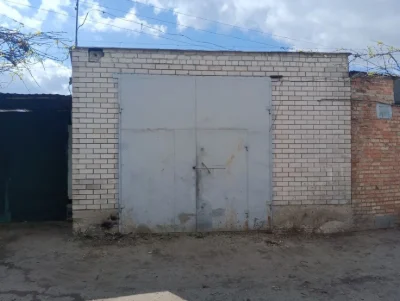 Продам гараж на Половках кооп.Колос(ворота 3 на 3)